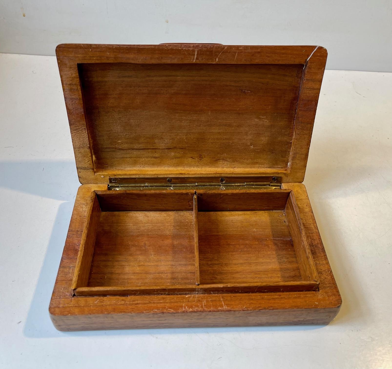 Old Volk Art Box in Hand Carved Oak In Good Condition For Sale In Esbjerg, DK