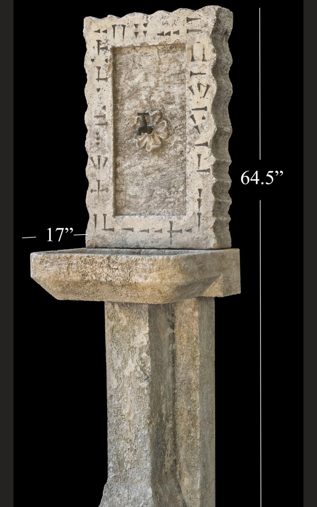 Es handelt sich um ein altes, handgeschnitztes Waschbecken mit originalem, antikem Wasserhahn, geschnitzter Aufkantung und Sockel. Sie wurde Mitte des 18. Jahrhunderts von Hand geschnitzt und in einem französischen Landhaus aufgestellt. 

Das Stück