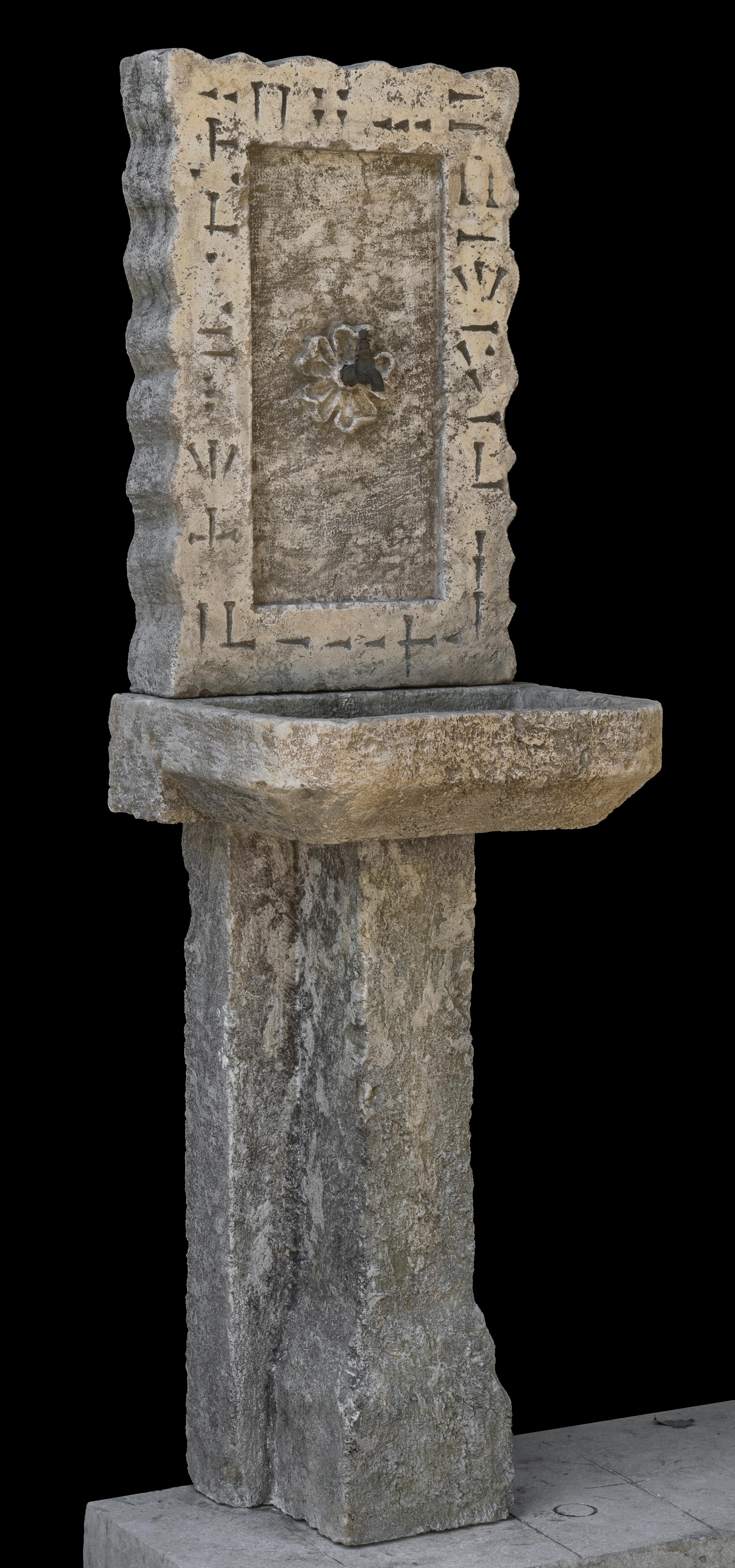 Old Wall Fountain – Antiker Brunnen – Antiker Brunnen – Kalksteinbrunnen – Alter handgeschnitzter Waschbecken (Italienisch) im Angebot