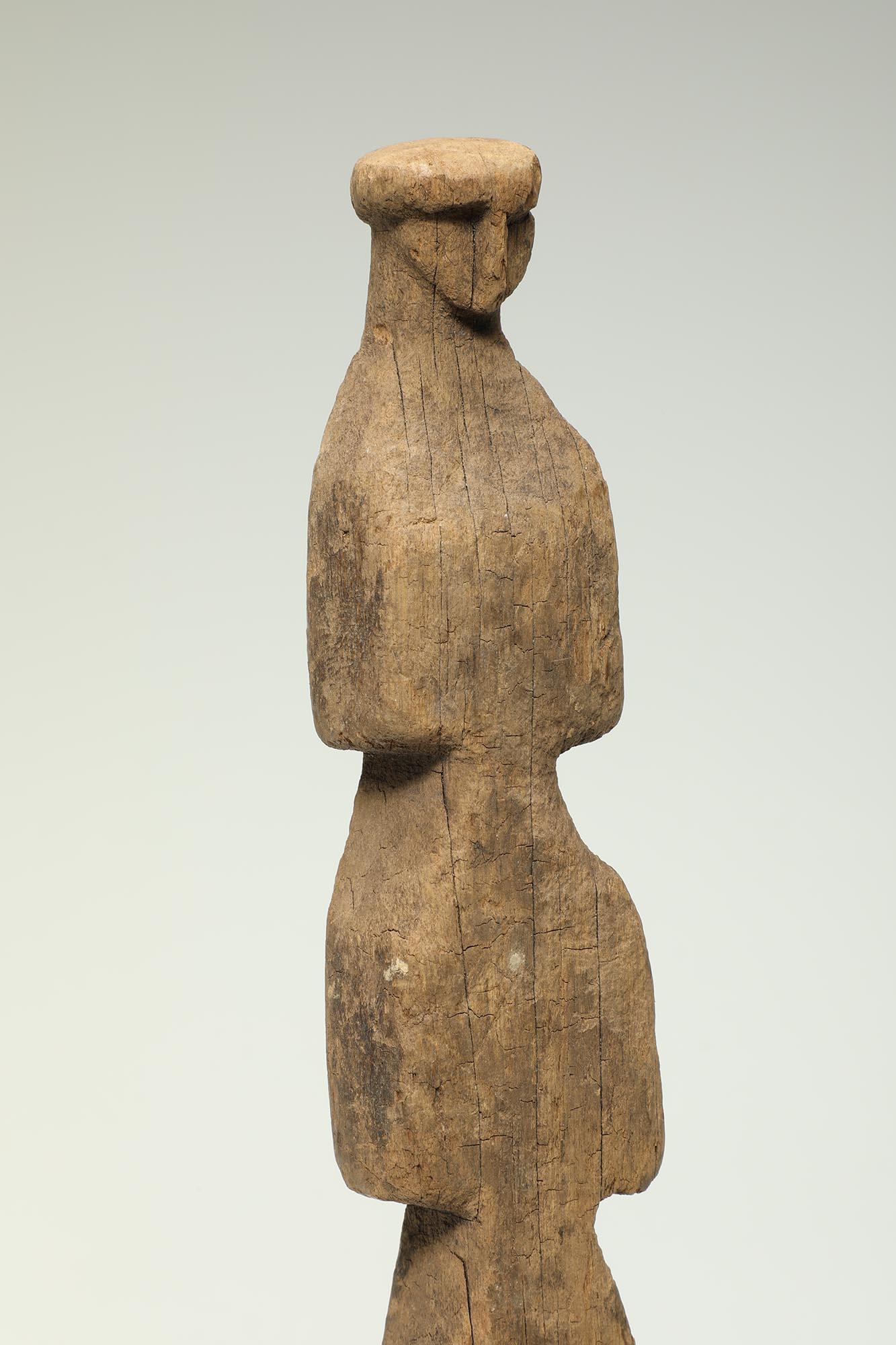 Alte, gut verwitterte abstrakte Figur aus Hartholz der Kuna-Indianer, Panama, Provenienz, alte Sammlung des Bundesstaates CA.
Hergestellt aus Ina Sua (Medizinholz), das von einem Heiler verwendet wird, der es auf die erkrankten Körperteile des