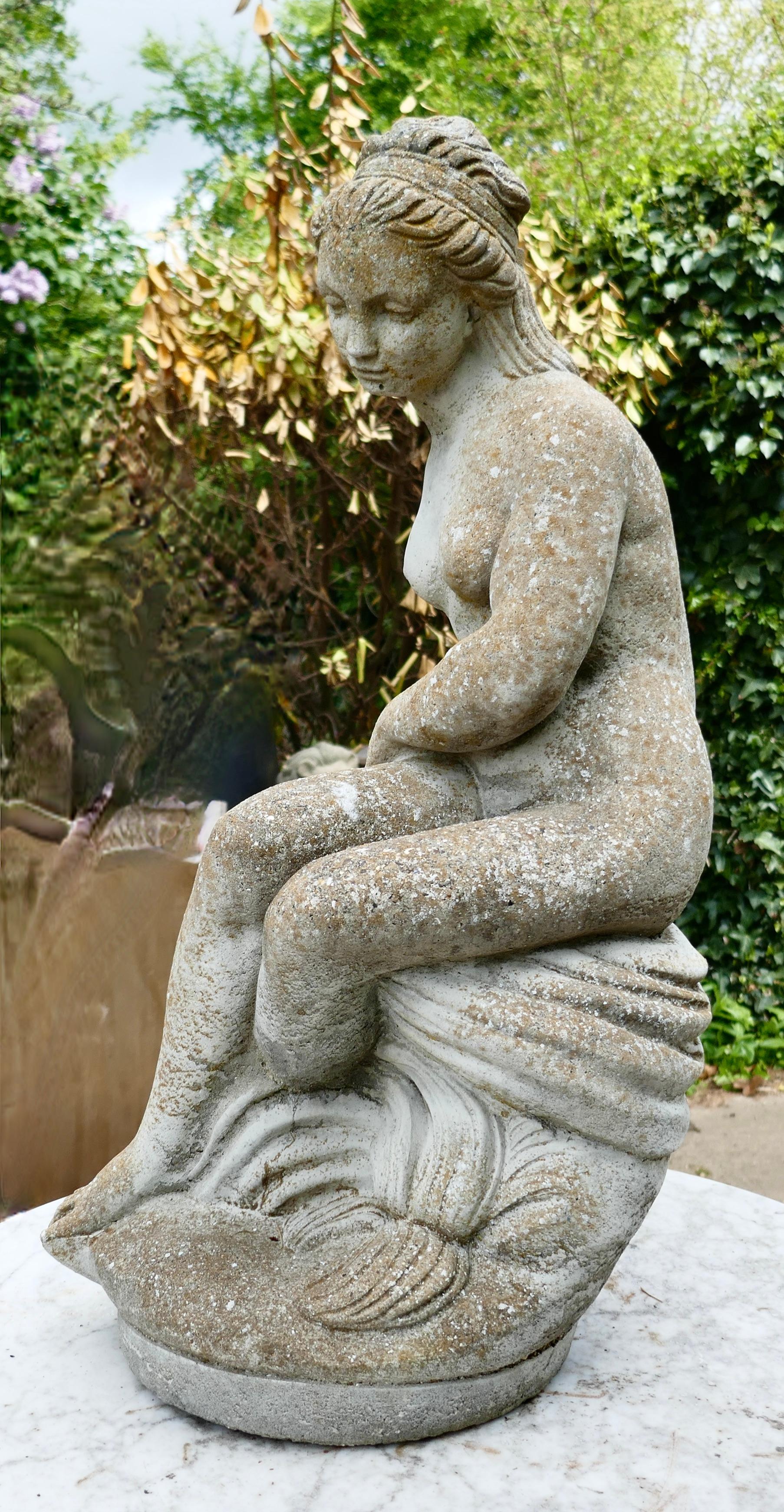 Verwitterte Statue der verwitterten Göttin Tyche, die eine Schlange hält (Klassisch-griechisch) im Angebot