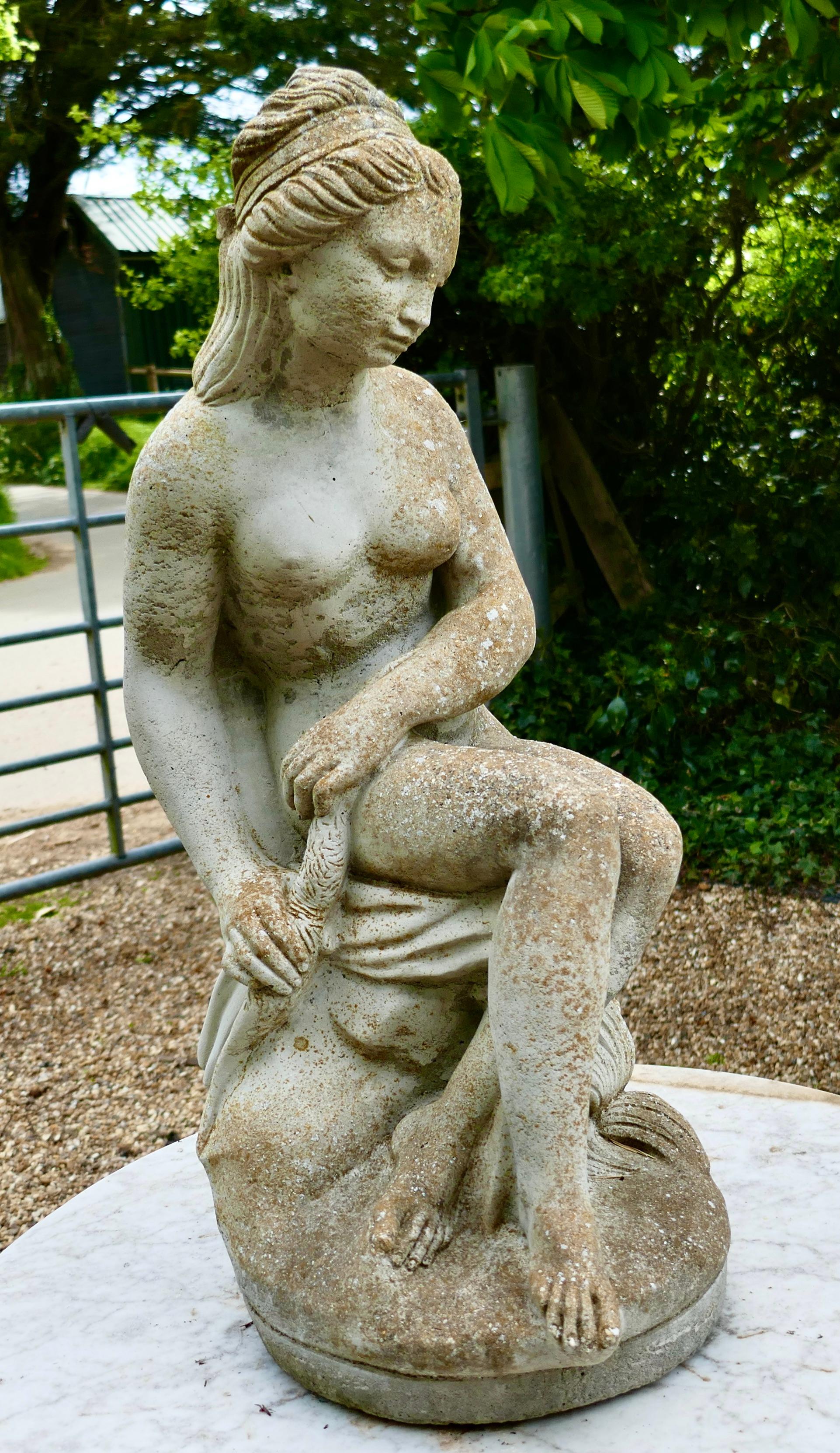 Verwitterte Statue der verwitterten Göttin Tyche, die eine Schlange hält im Zustand „Gut“ im Angebot in Chillerton, Isle of Wight