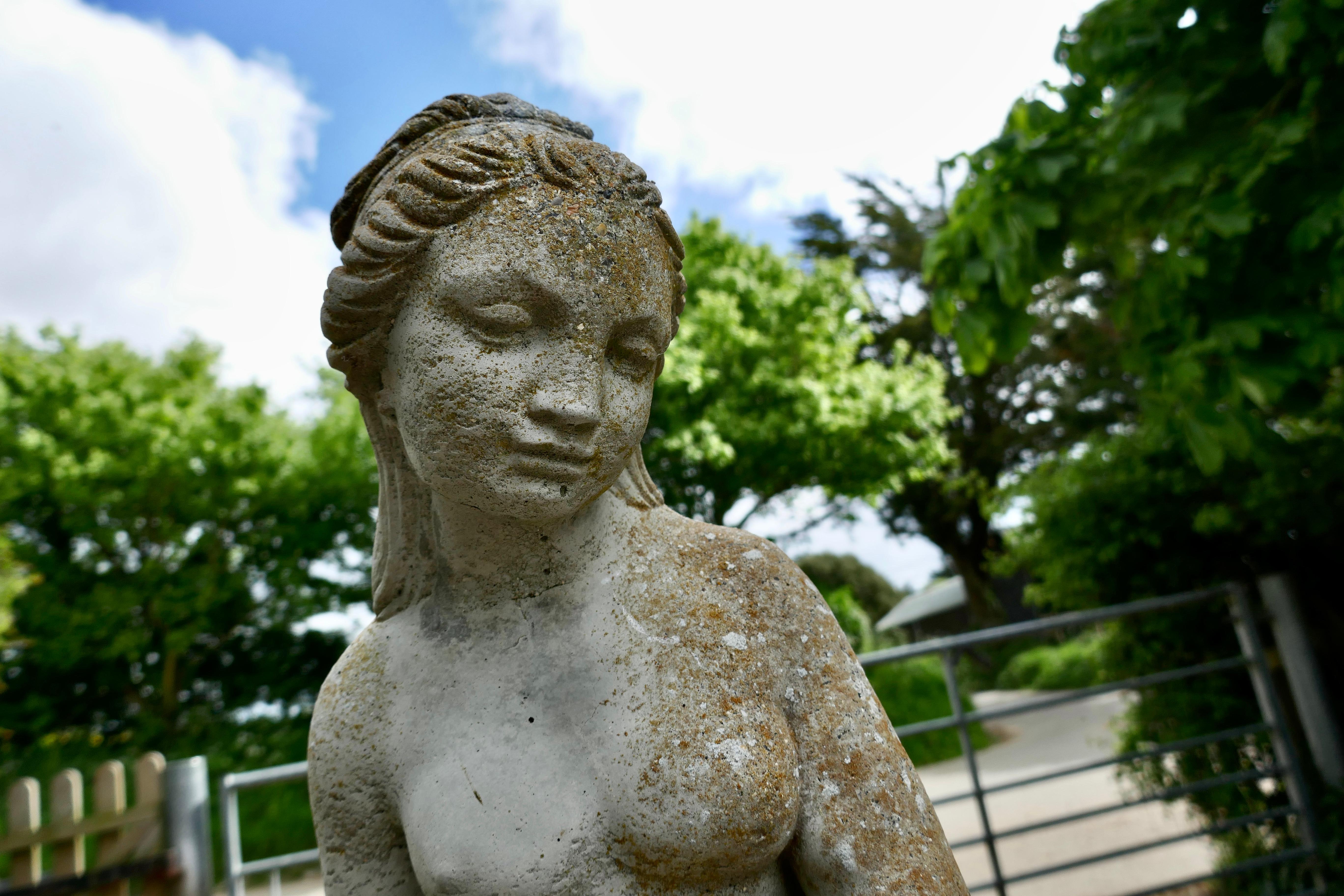Verwitterte Statue der verwitterten Göttin Tyche, die eine Schlange hält (20. Jahrhundert) im Angebot