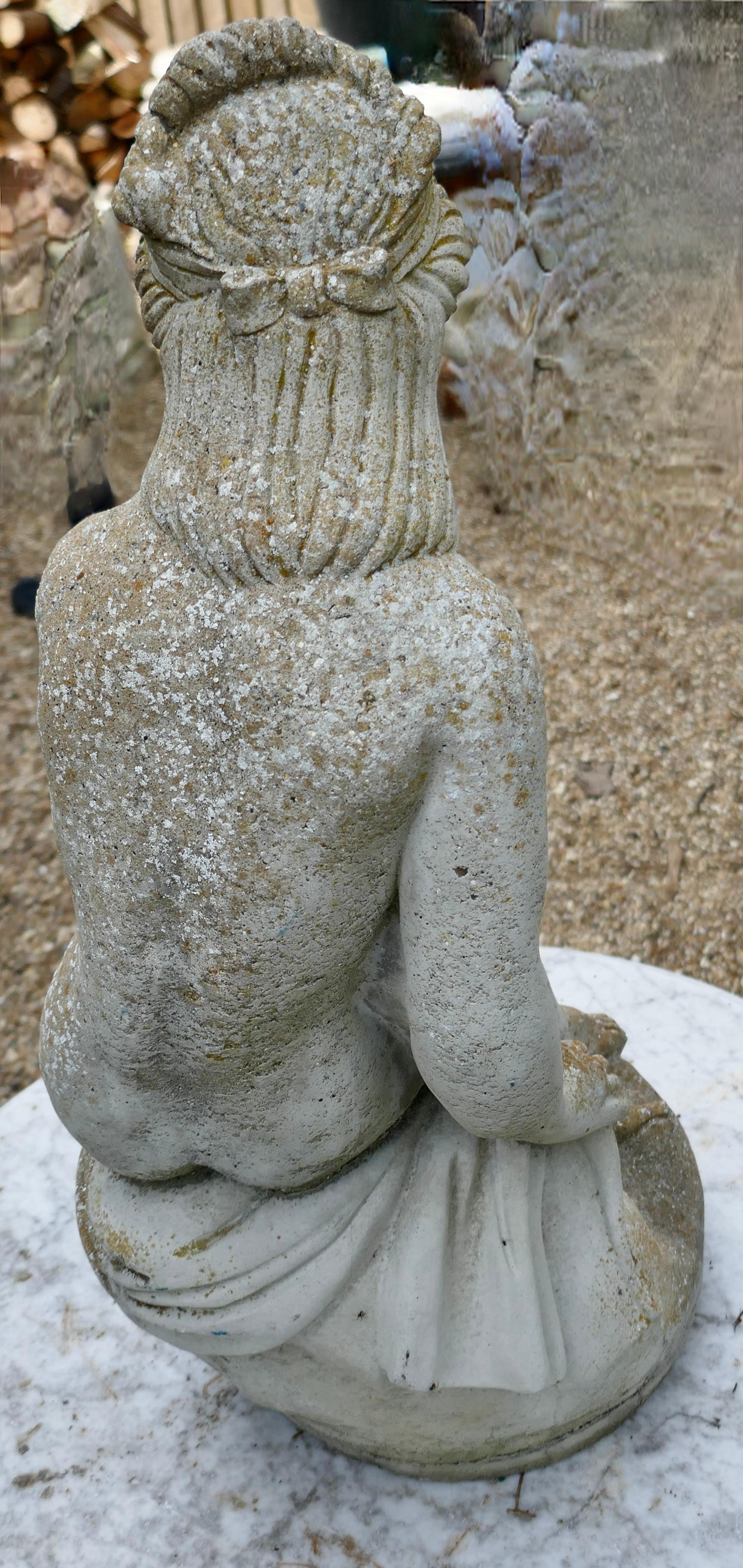 Verwitterte Statue der verwitterten Göttin Tyche, die eine Schlange hält im Angebot 1