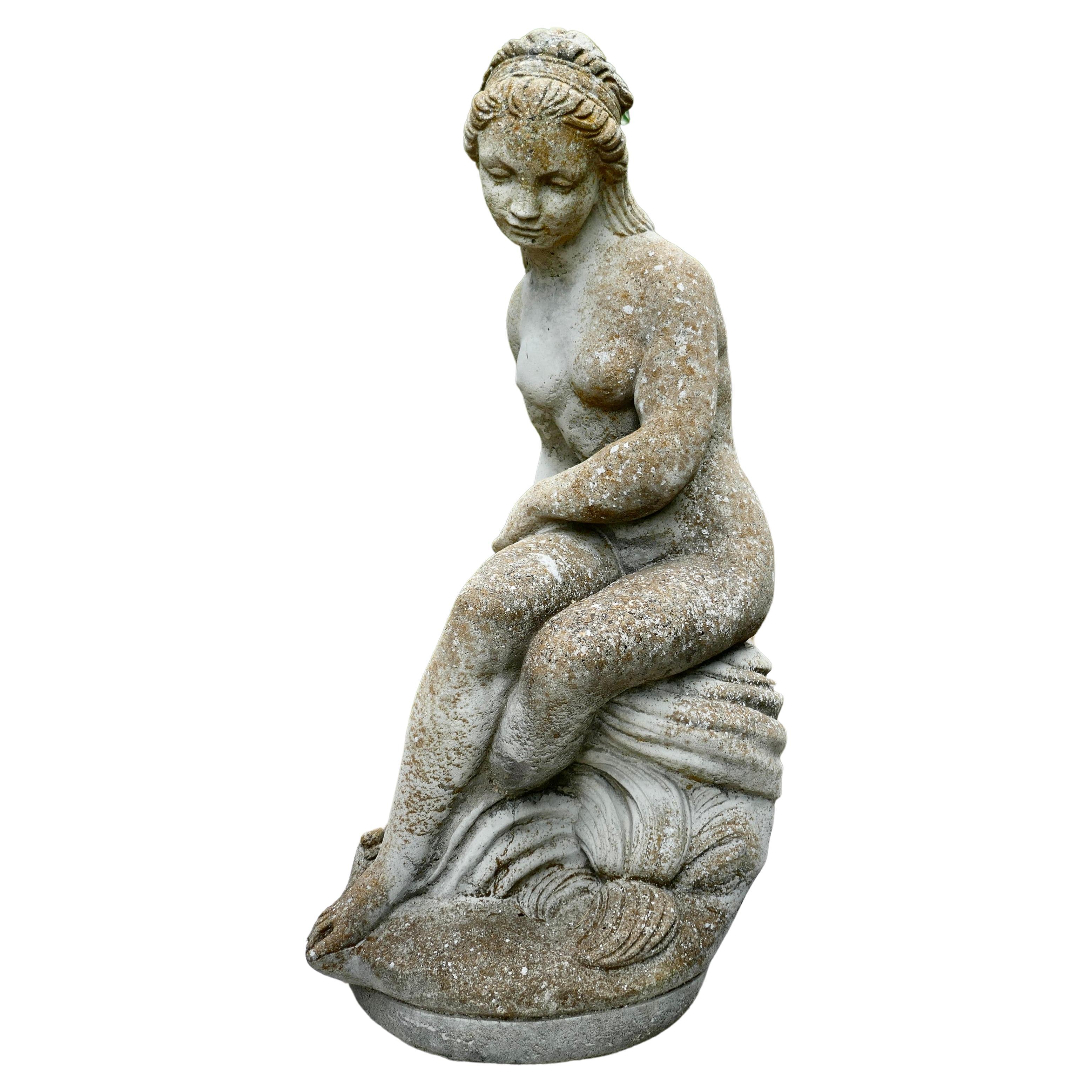 Verwitterte Statue der verwitterten Göttin Tyche, die eine Schlange hält im Angebot