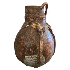 Alt Verwittert Holz- und Lederbehälter mit Metallreparatur aus Afrika