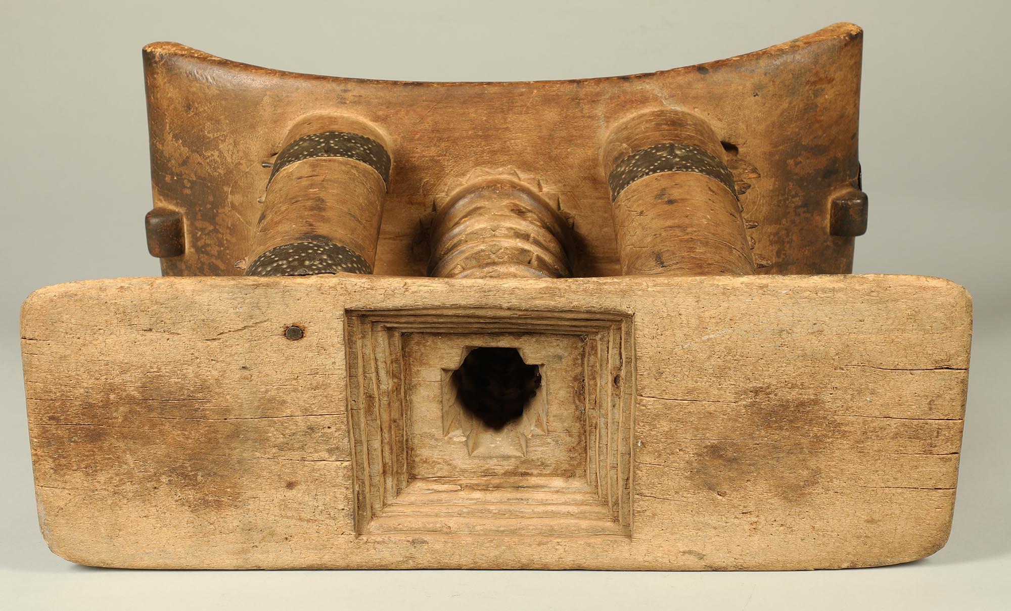 Tabouret Ashanti ancien et bien utilisé, cylindre creux supportant le dessus et réparations métalliques en vente 3