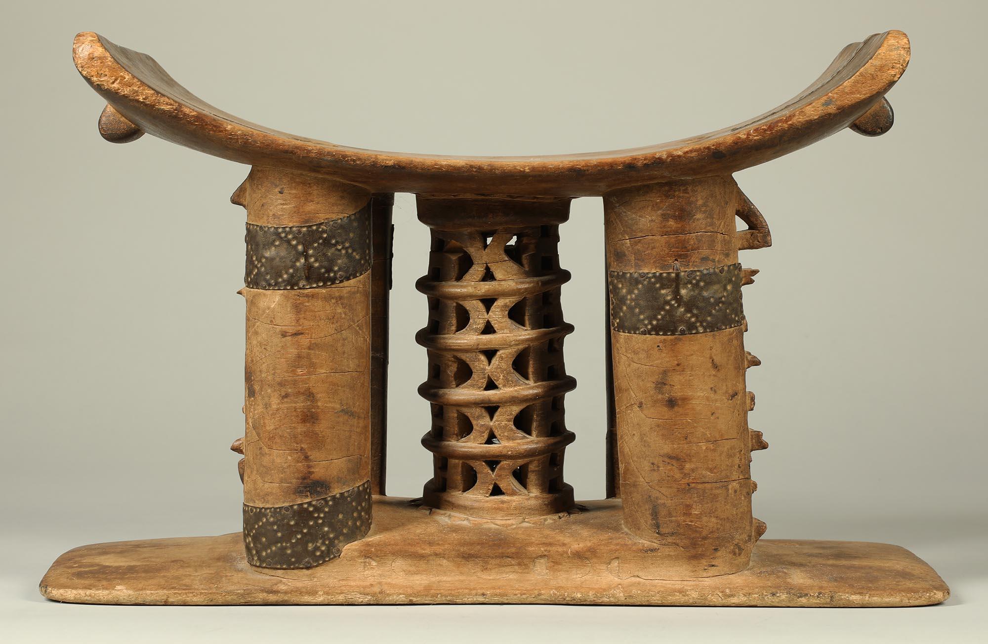 Tribal Tabouret Ashanti ancien et bien utilisé, cylindre creux supportant le dessus et réparations métalliques en vente