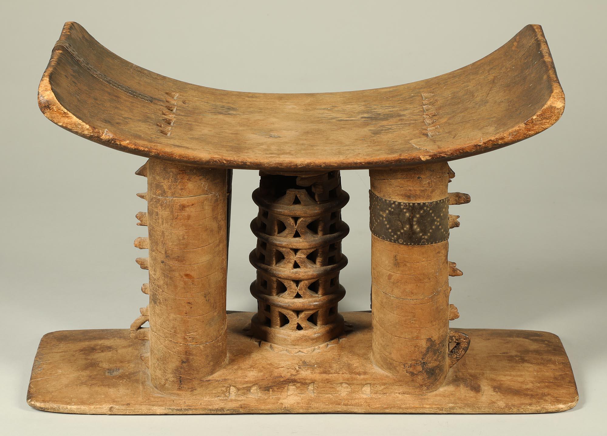 20ième siècle Tabouret Ashanti ancien et bien utilisé, cylindre creux supportant le dessus et réparations métalliques en vente