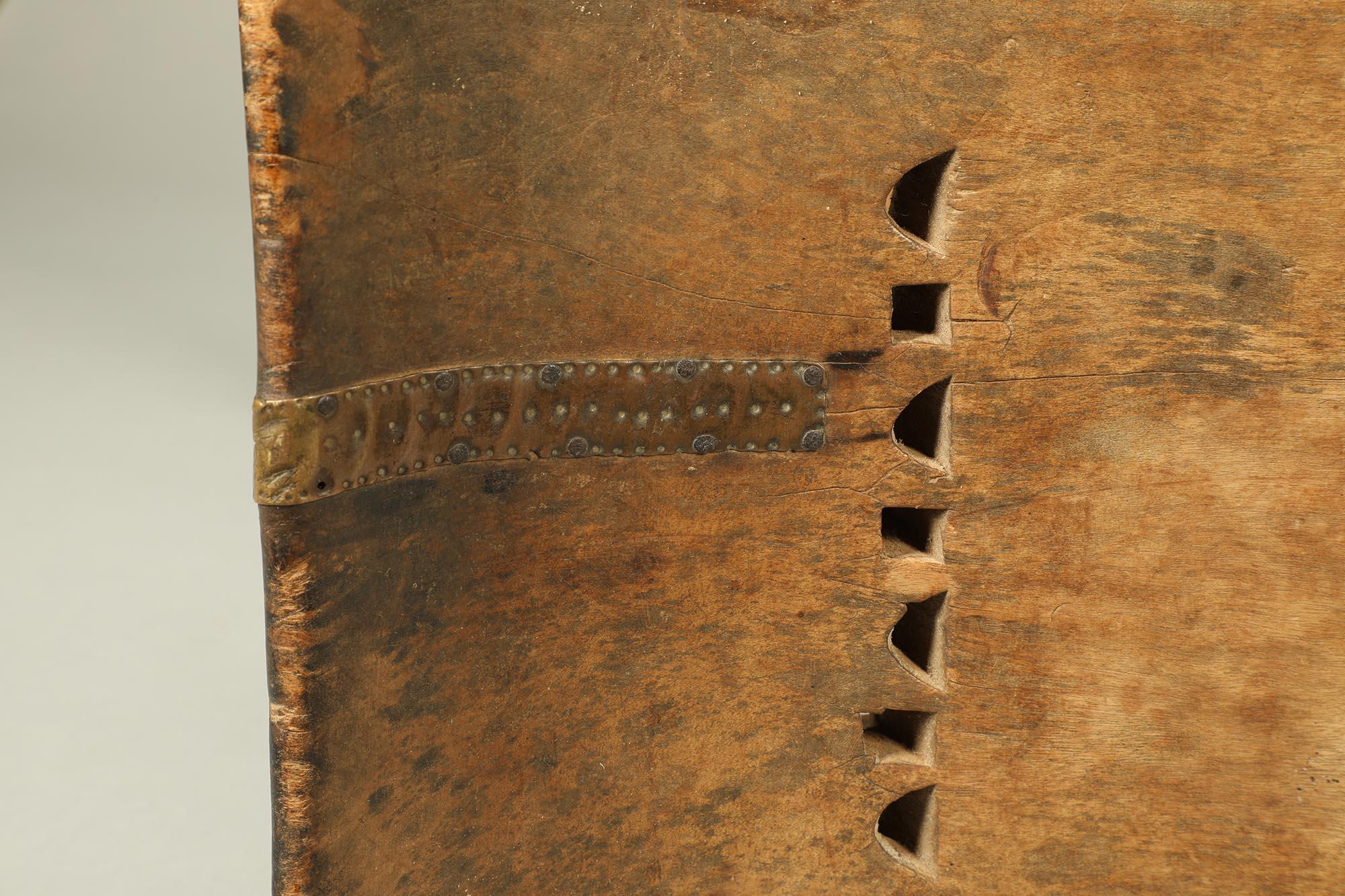 Tabouret Ashanti ancien et bien utilisé, cylindre creux supportant le dessus et réparations métalliques en vente 1