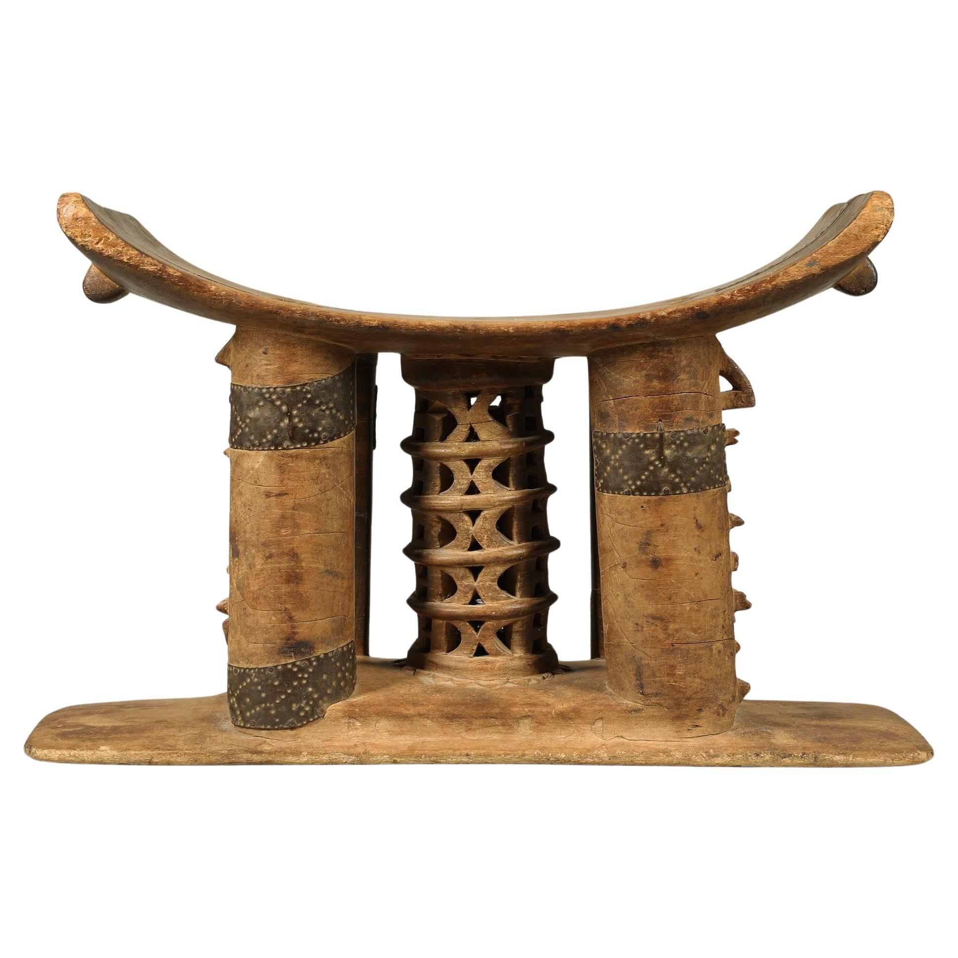 Old Well Used Ashanti-Hocker aus Holz, Hohl, Zylinder, stützende Platte, Metallreparaturen