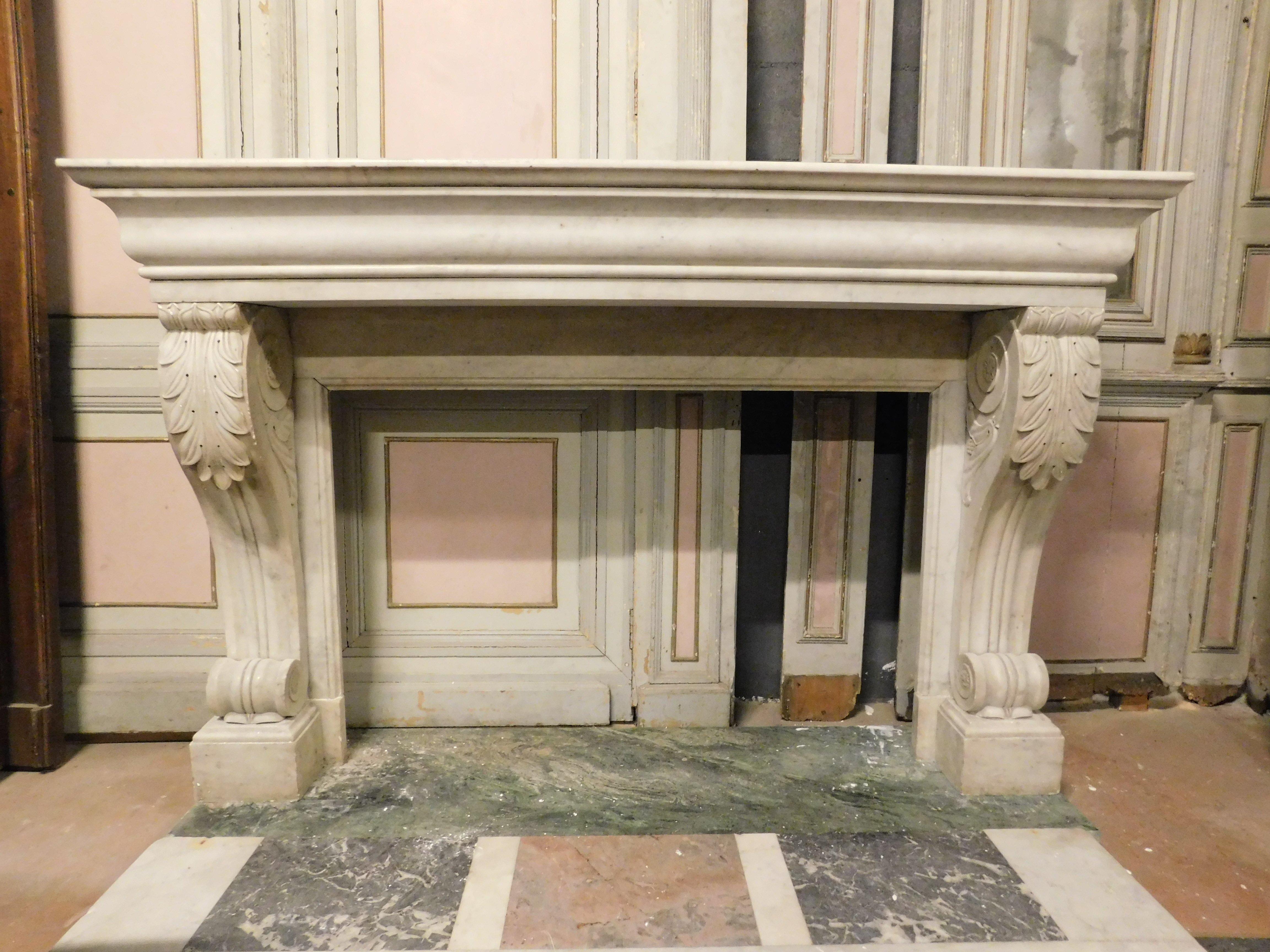 Ancient and precious fireplace mantle, hand-sculpted in white Carrara marble, enriched with acanthus leaf-sculpted legs, coming from France from the 18th/19th century.
Beautiful and elegant, it will give refinement and charm to your warm corner of