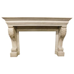 Cheminée ancienne en marbre blanc de Carrare avec pieds sculptés, France