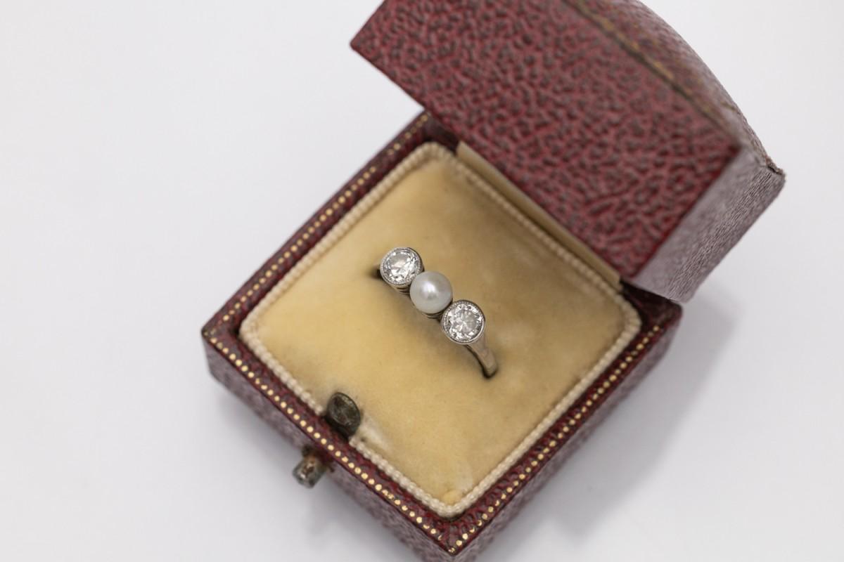 Anello antico in oro bianco a 14 carati

Anello decorato con due diamanti taglio brillante con un peso totale di 0,54ct (purezza VS, colore J) e una perla coltivata bianca in argento.

Taglia Jewell: 13 (EU 53)

Peso del prodotto: 1,6 g

Origine:
