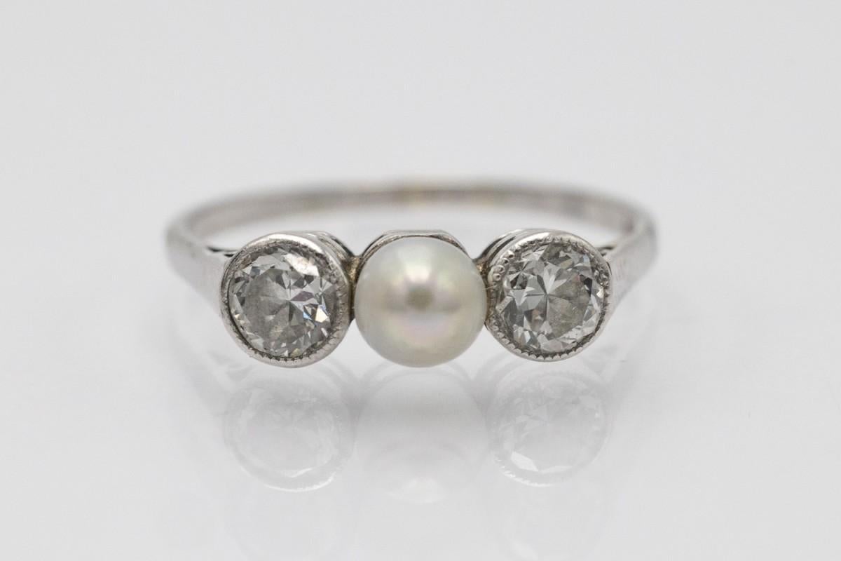 Taglio brillante Anello in oro bianco antico con diamanti da 0,54 carati e perla in vendita