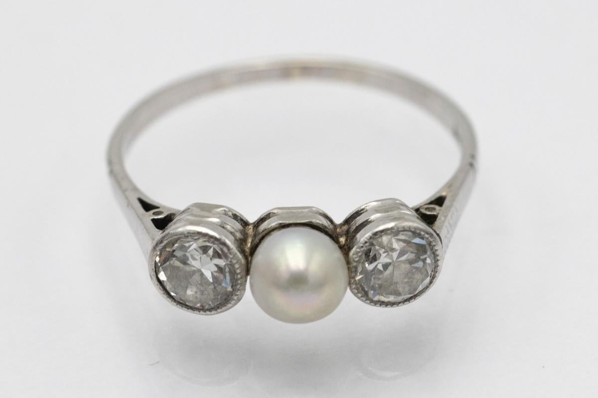 Anello in oro bianco antico con diamanti da 0,54 carati e perla In condizioni buone in vendita a Chorzów, PL