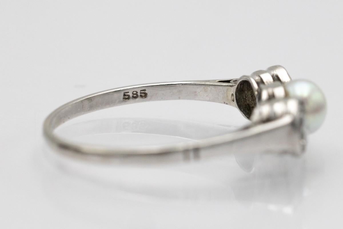 Anello in oro bianco antico con diamanti da 0,54 carati e perla in vendita 1