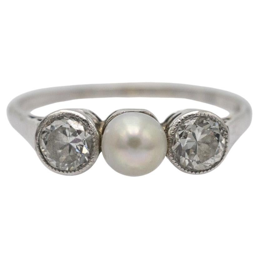 Anello in oro bianco antico con diamanti da 0,54 carati e perla in vendita