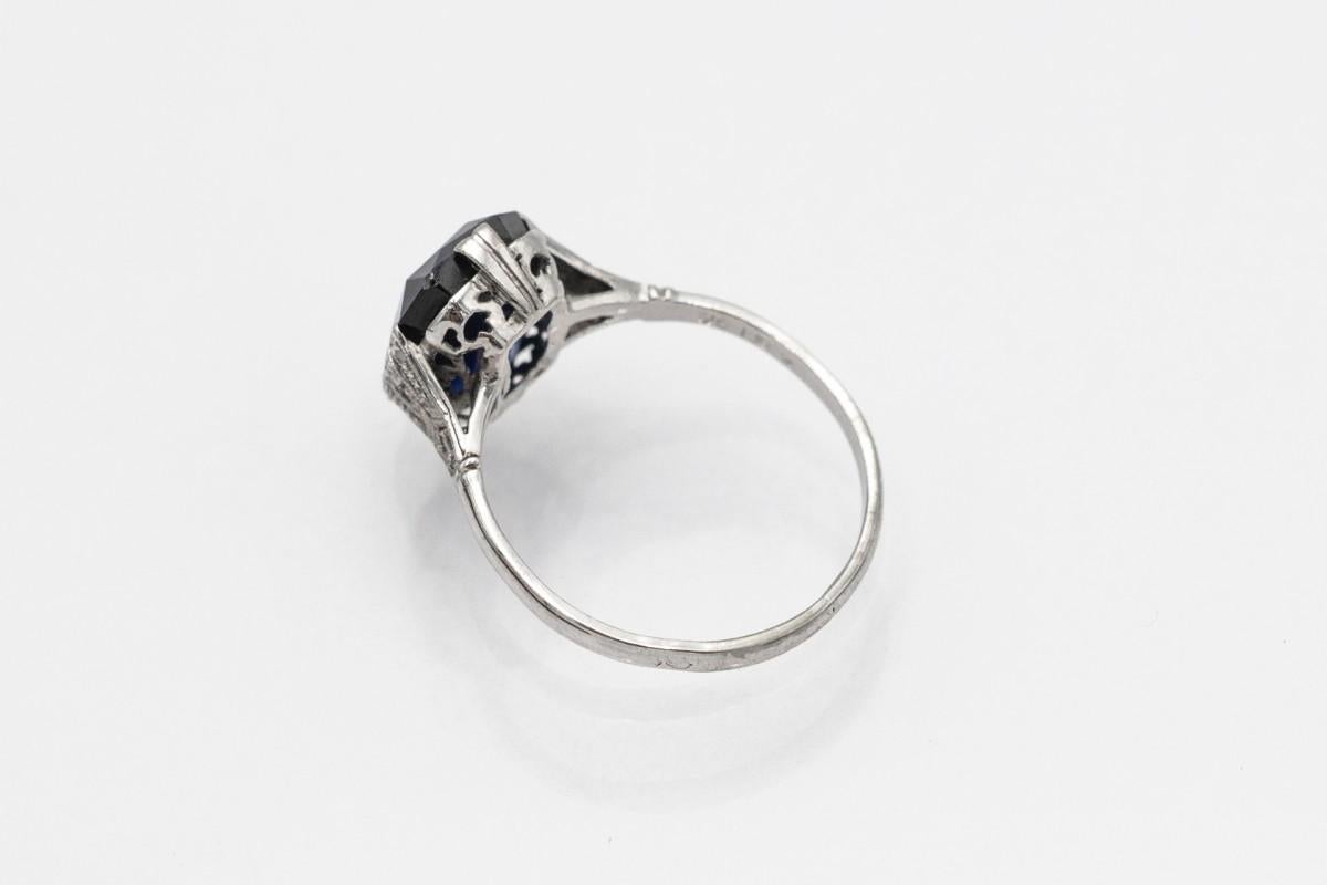 Old white gold ring with synthetic sapphire, France, mid XX cent. In Good Condition In Chorzów, PL