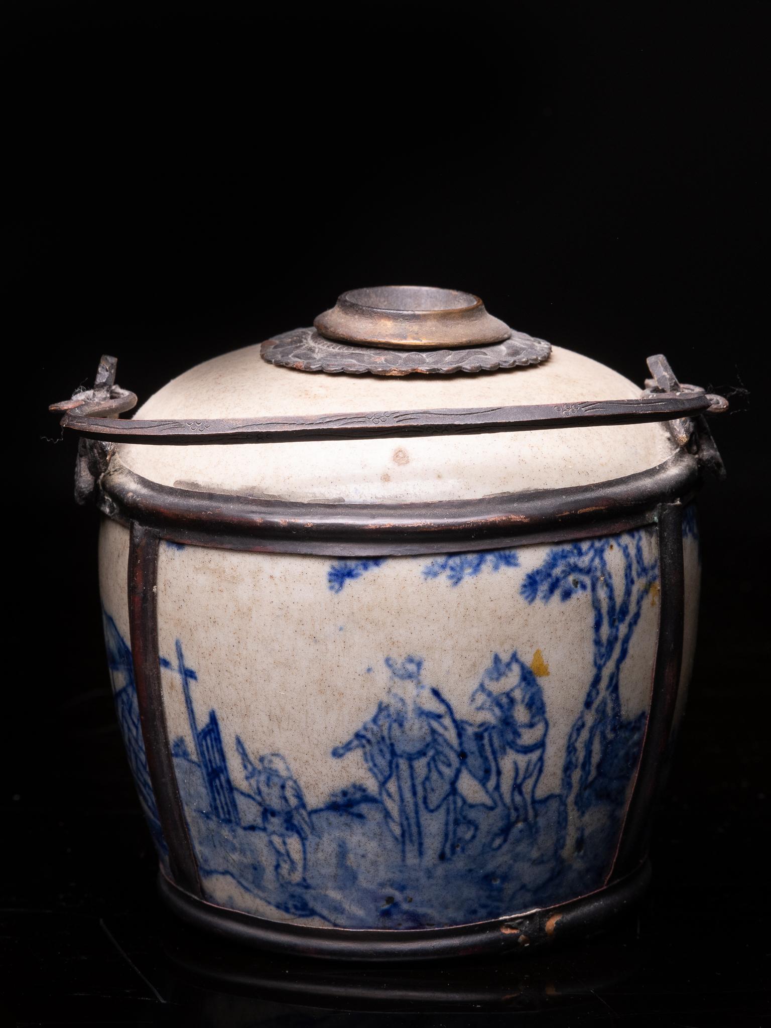 Ancienne pipe à eau de table en porcelaine blanche à décor émaillé bleu, qui représente un cavalier demandant son chemin. Cet objet du 19e siècle provenant du Vietnam est muni d'une courroie en argent ou en métal et d'une marque au bas de la