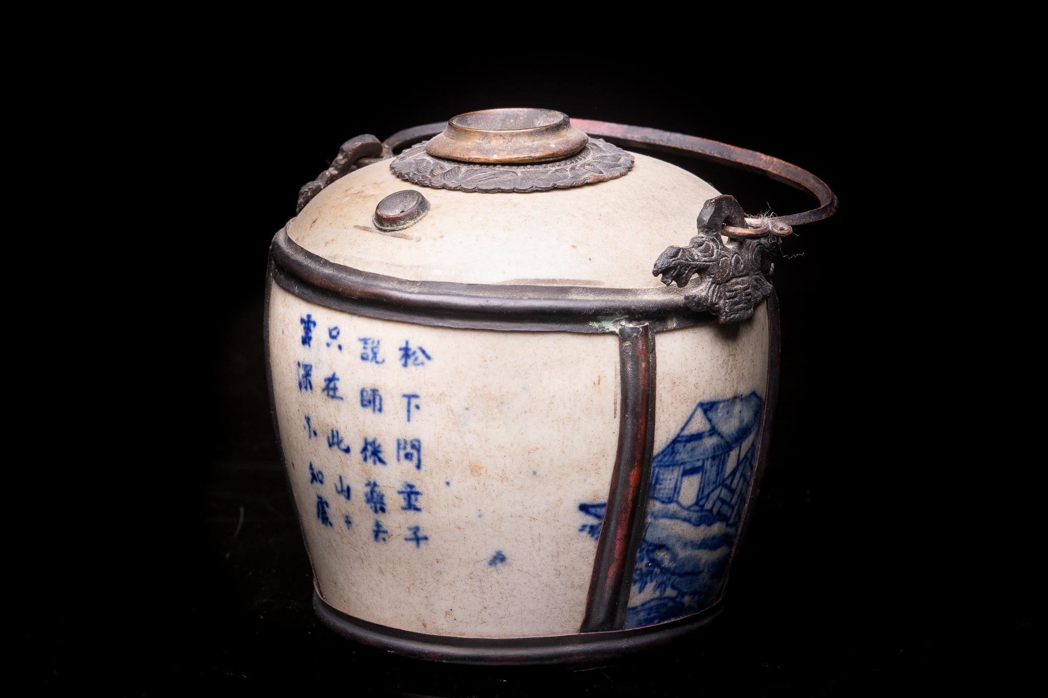 Fait main Ancienne pipe à eau de table en porcelaine blanche avec décor émaillé bleu en vente