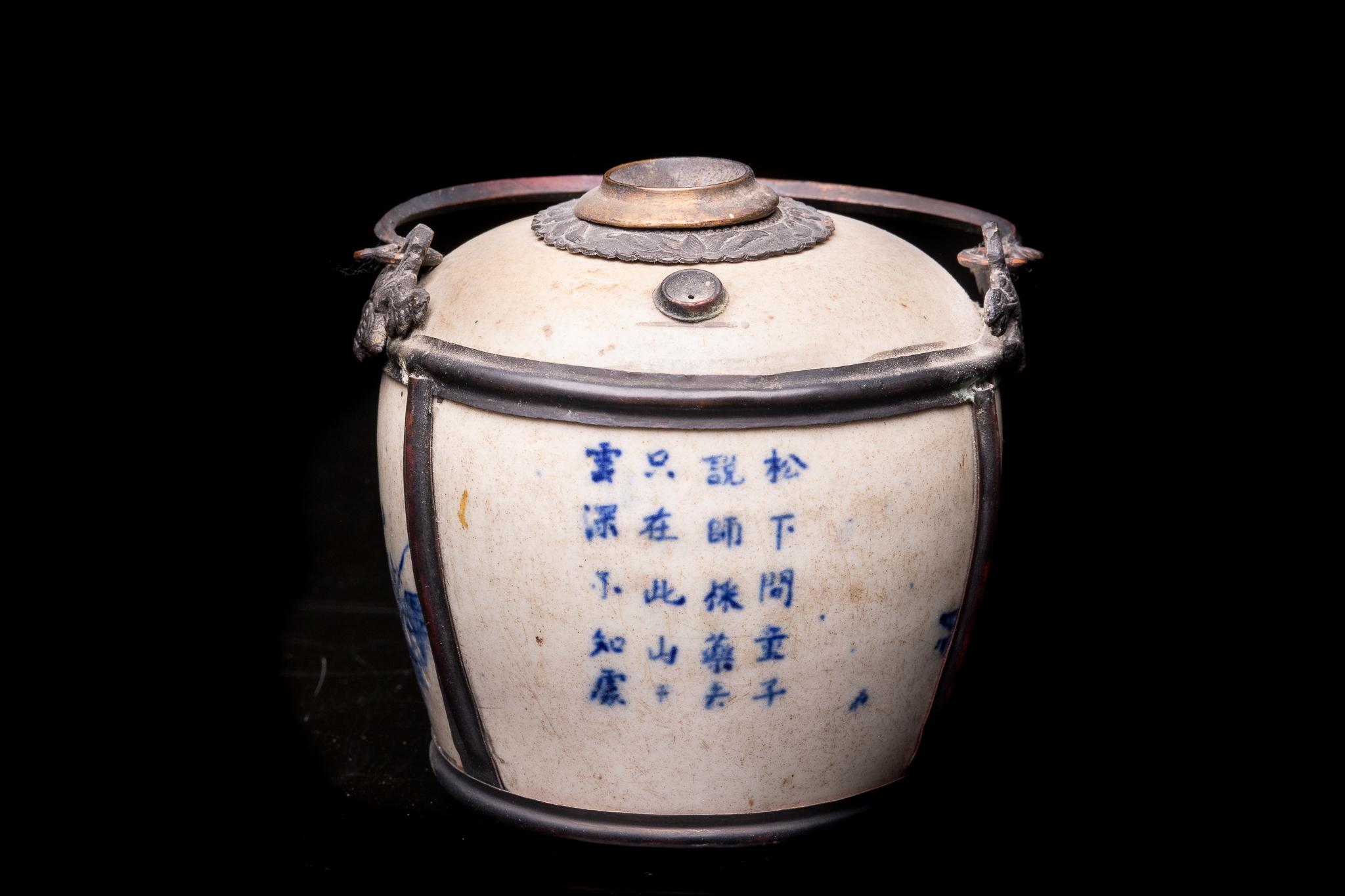 Ancienne pipe à eau de table en porcelaine blanche avec décor émaillé bleu Bon état - En vente à Leuven , BE