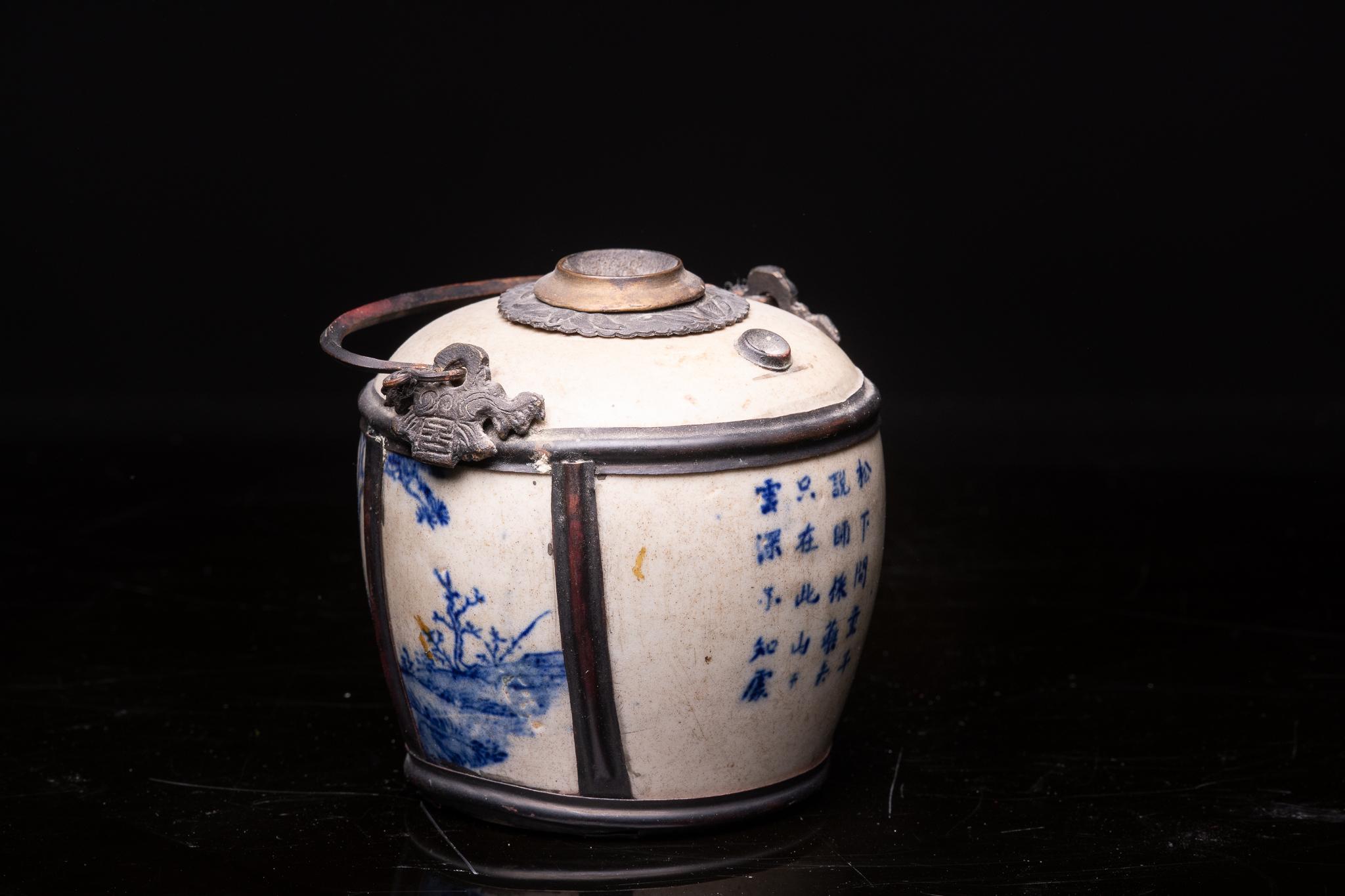 XIXe siècle Ancienne pipe à eau de table en porcelaine blanche avec décor émaillé bleu en vente