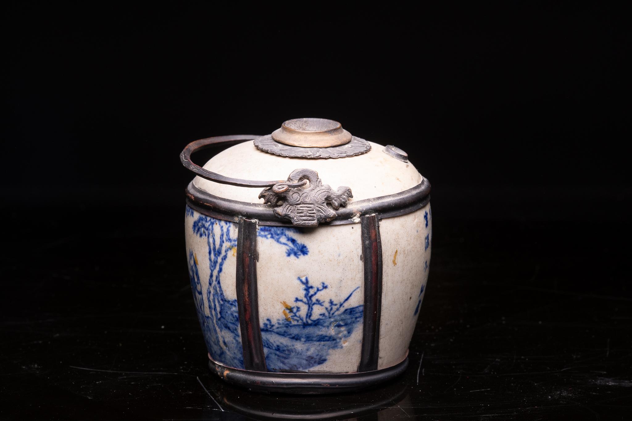 Argent Ancienne pipe à eau de table en porcelaine blanche avec décor émaillé bleu en vente