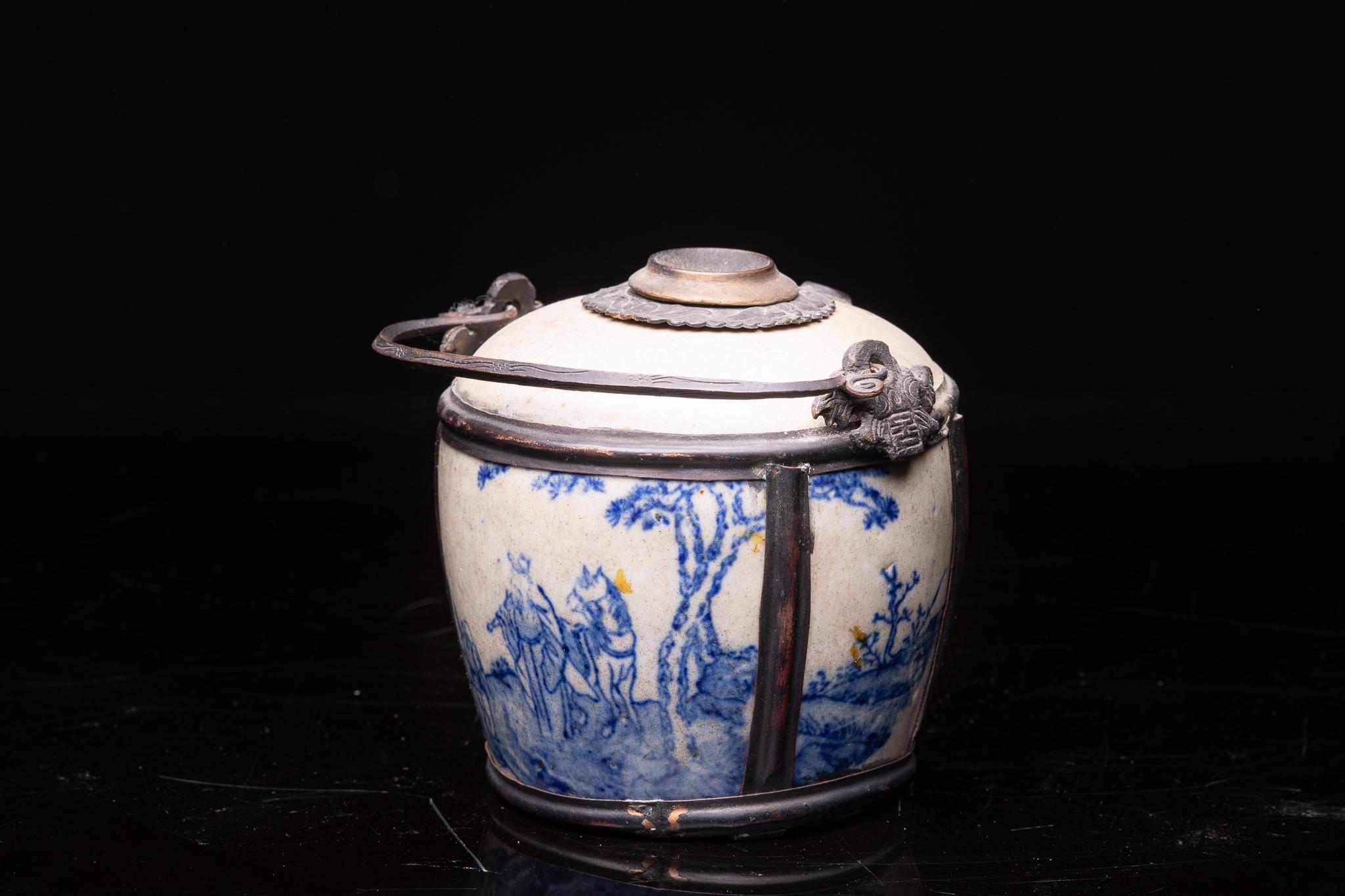 Ancienne pipe à eau de table en porcelaine blanche avec décor émaillé bleu en vente 1