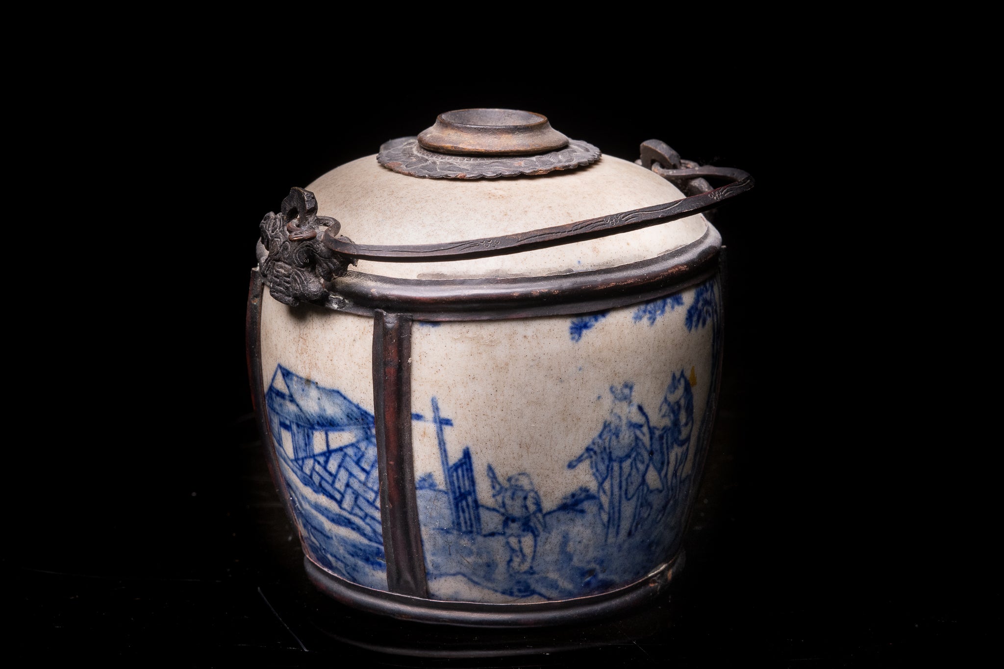 Ancienne pipe à eau de table en porcelaine blanche avec décor émaillé bleu en vente