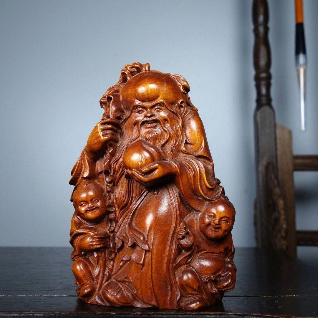Abraza el rico simbolismo de la tradición china con esta Escultura de Dios de la Longevidad tallada en madera antigua con niños, una impresionante pieza de artesanía que irradia herencia cultural. Esta estatua de madera intrincadamente tallada