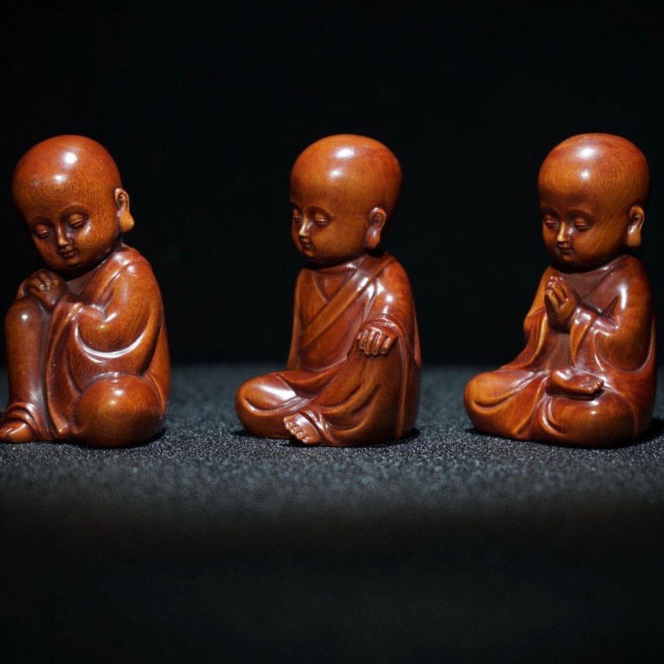 Cet ensemble de statues de trois petits moines chinois sculptées dans du vieux bois constitue une collection délicieuse et riche sur le plan culturel. Ces statues incarnent des enseignements et des philosophies bouddhistes importants qui sont