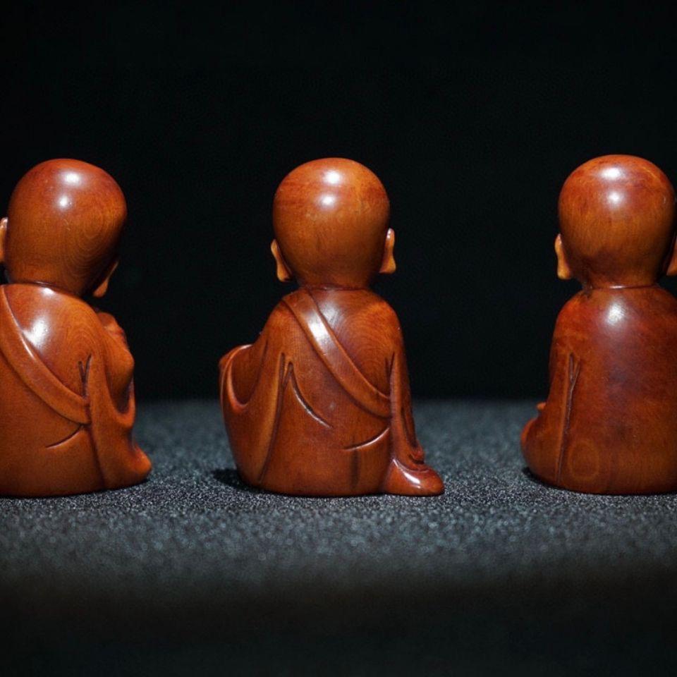 20ième siècle Ensemble de trois statues de petits moines asiatiques sculptées en bois ancien en vente