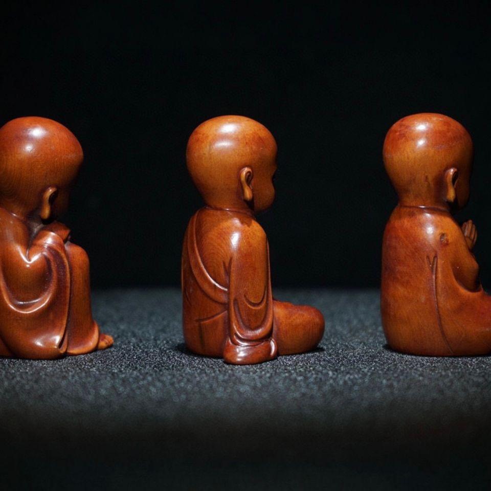 Bois Ensemble de trois statues de petits moines asiatiques sculptées en bois ancien en vente