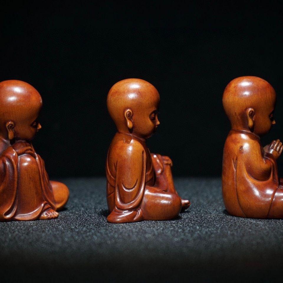 Ensemble de trois statues de petits moines asiatiques sculptées en bois ancien en vente 1