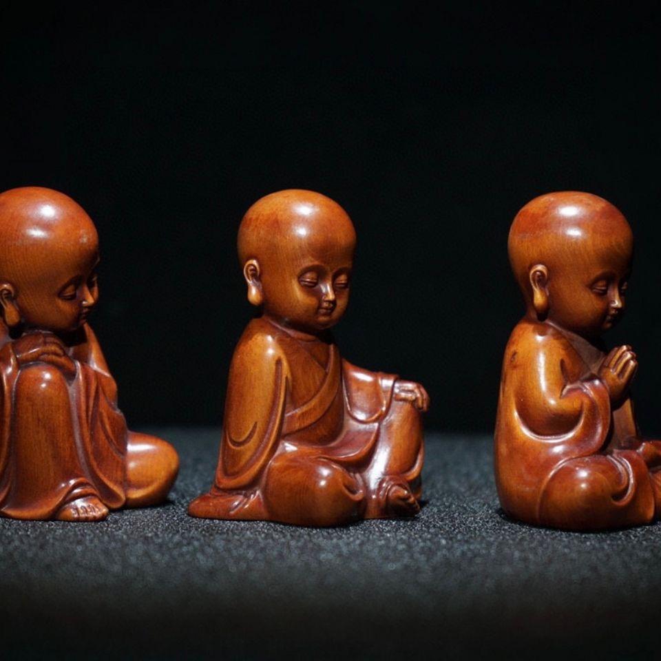 Ensemble de trois statues de petits moines asiatiques sculptées en bois ancien en vente 2