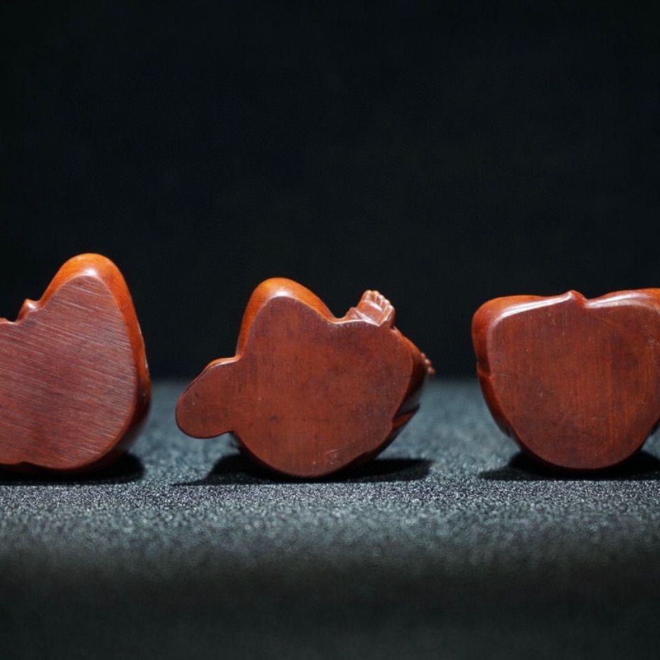 Ensemble de trois statues de petits moines asiatiques sculptées en bois ancien en vente 3