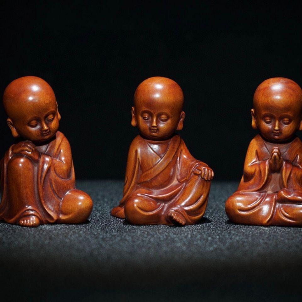 Ensemble de trois statues de petits moines asiatiques sculptées en bois ancien en vente 4