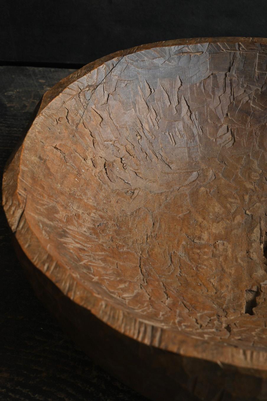 Old wooden bowl from Southeast Asia/20th century/Display stand with chisel marks For Sale 2