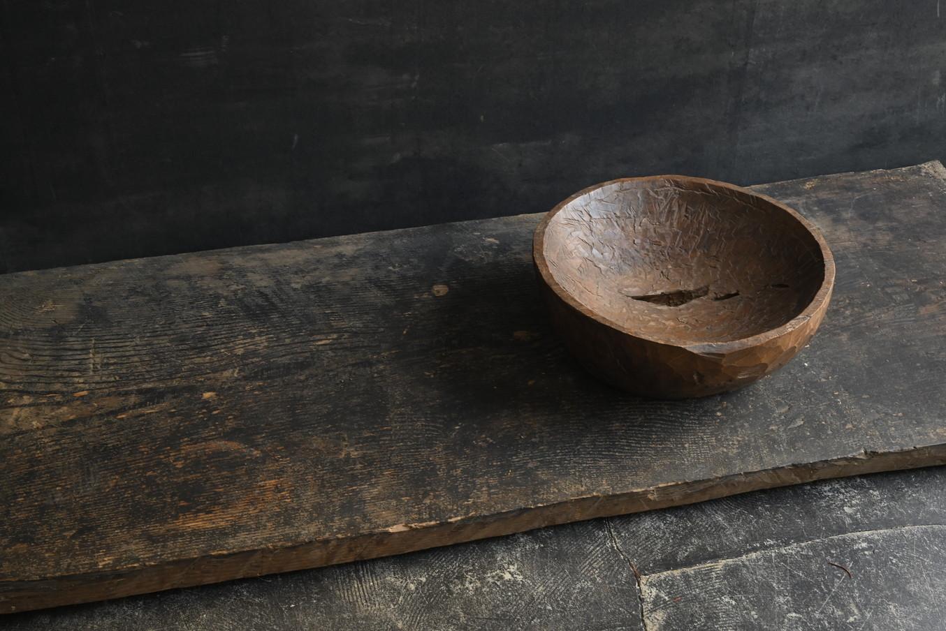 Old wooden bowl from Southeast Asia/20th century/Display stand with chisel marks For Sale 8
