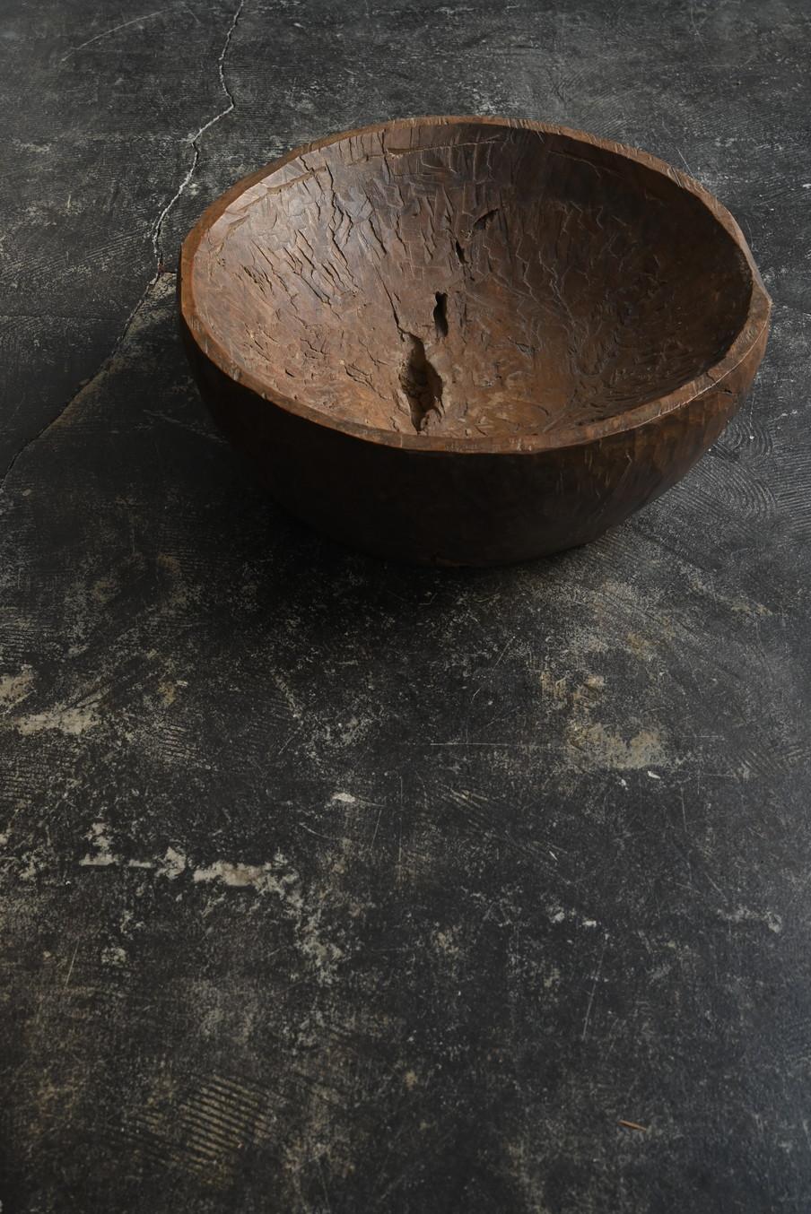 Old wooden bowl from Southeast Asia/20th century/Display stand with chisel marks For Sale 9