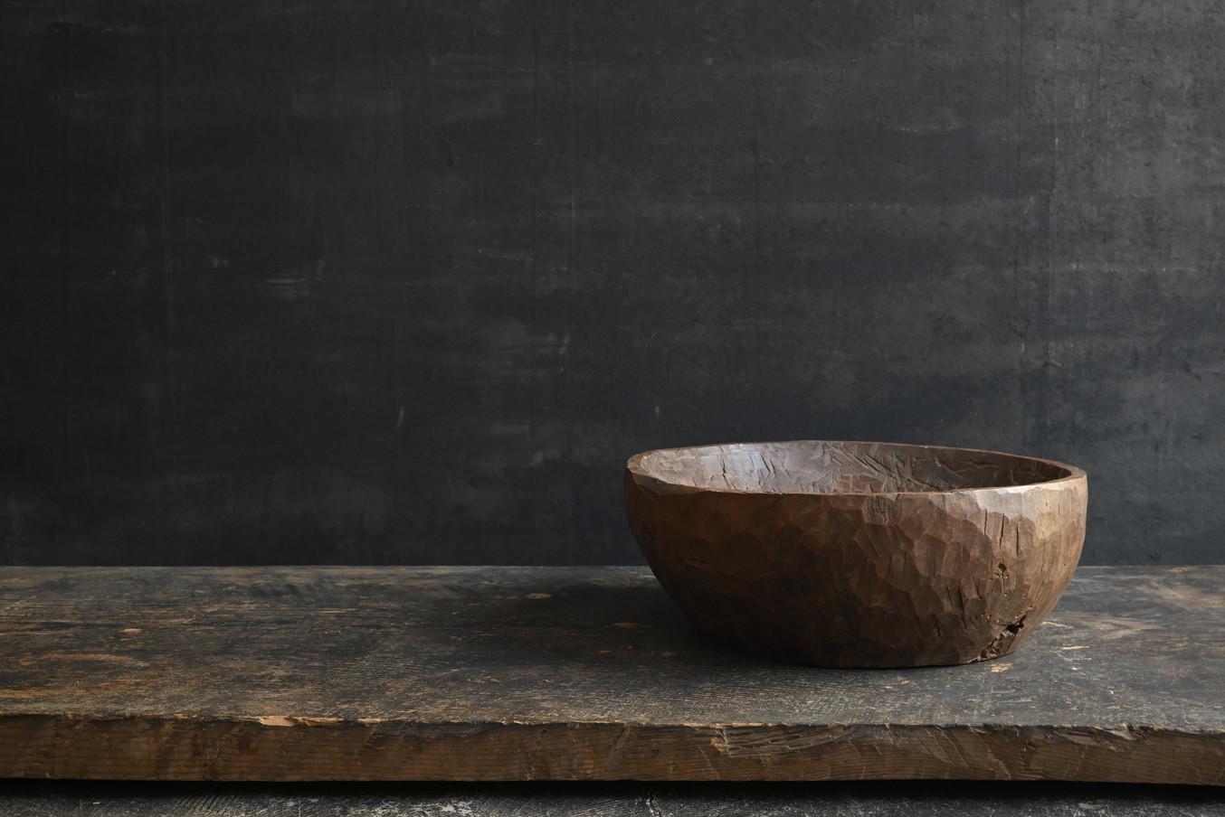Other Old wooden bowl from Southeast Asia/20th century/Display stand with chisel marks For Sale