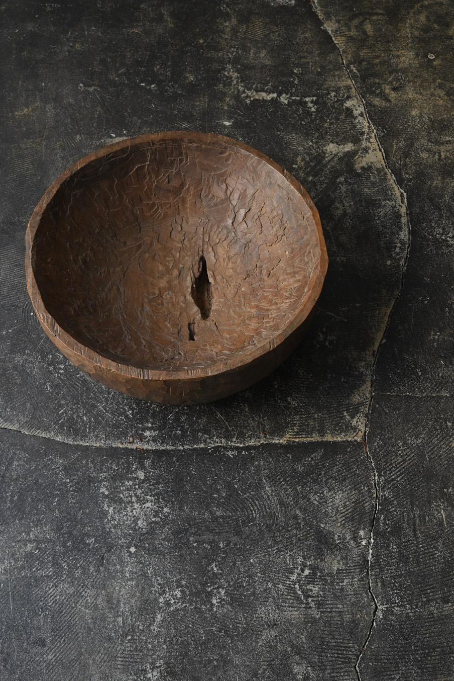Southeast Asian Old wooden bowl from Southeast Asia/20th century/Display stand with chisel marks For Sale