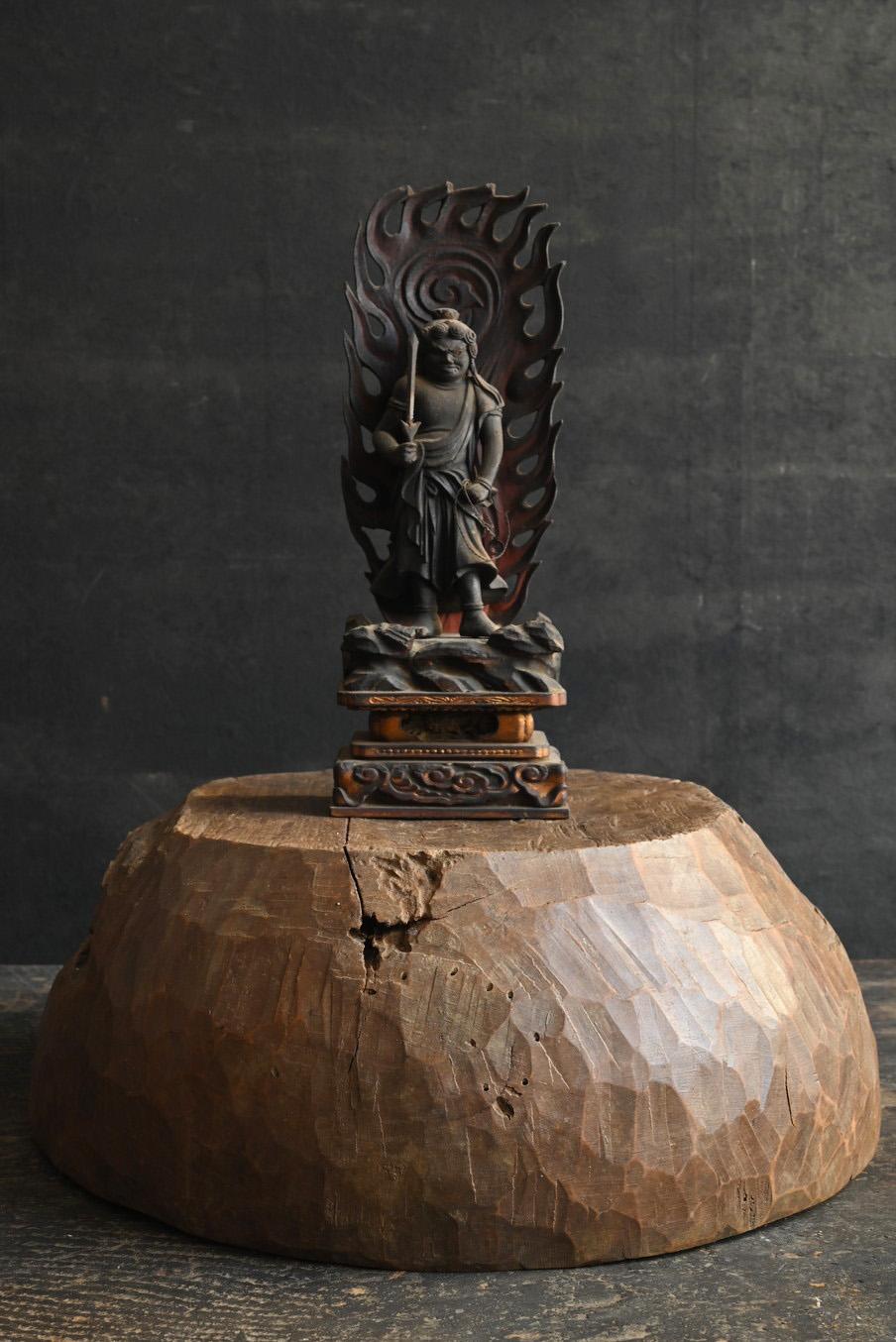 Hand-Carved Old wooden bowl from Southeast Asia/20th century/Display stand with chisel marks For Sale
