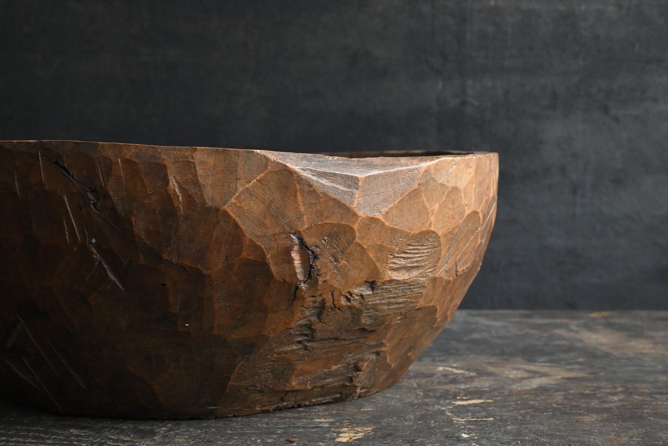 Old wooden bowl from Southeast Asia/20th century/Display stand with chisel marks In Good Condition For Sale In Sammu-shi, Chiba