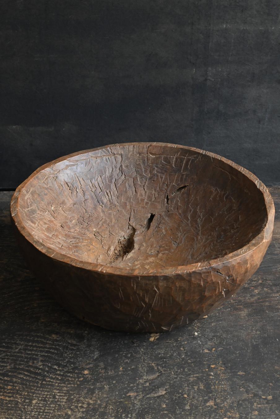 Old wooden bowl from Southeast Asia/20th century/Display stand with chisel marks For Sale 1