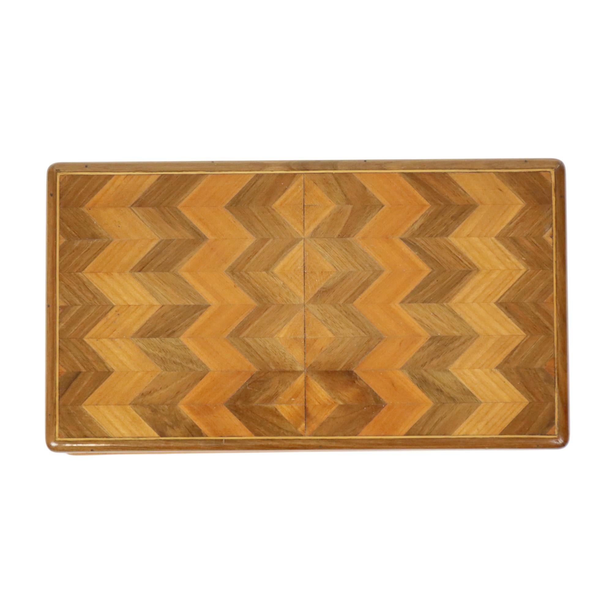 Vecchia scatola di legno per gioielli con intarsio Chevron Art Deco in vendita 5