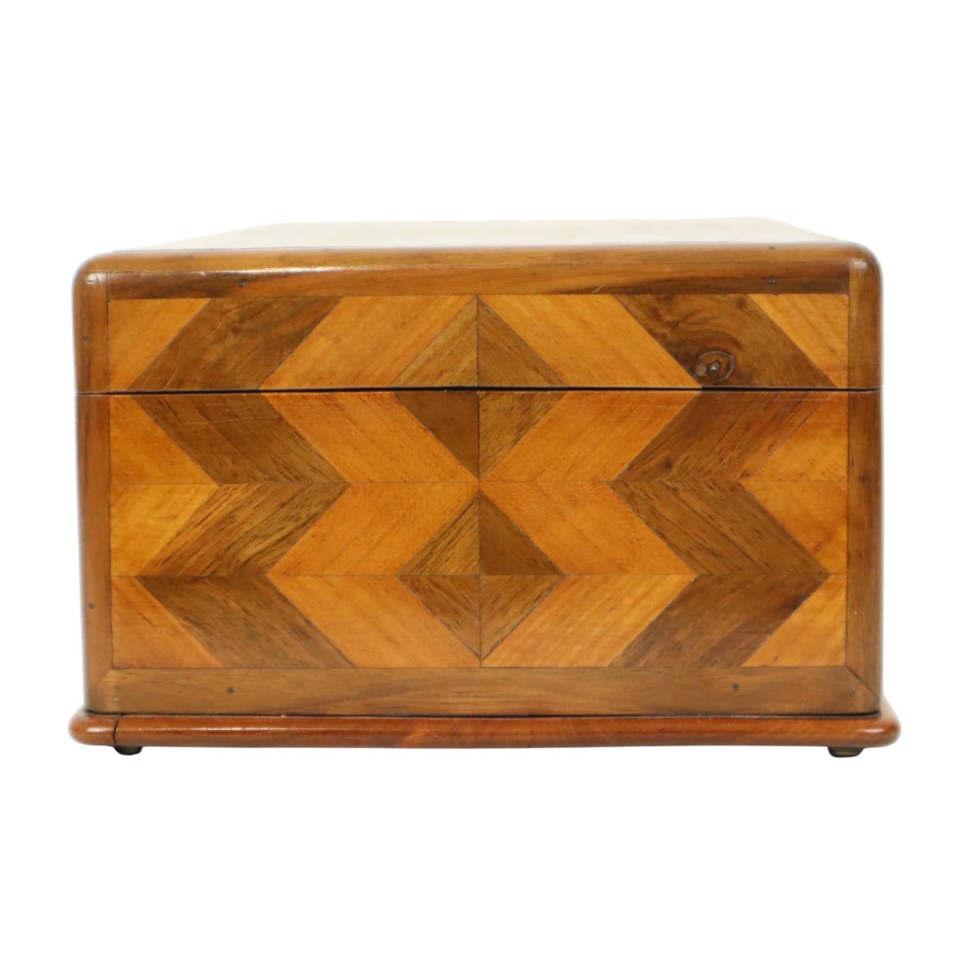 Vecchia scatola di legno per gioielli con intarsio Chevron Art Deco in vendita 8