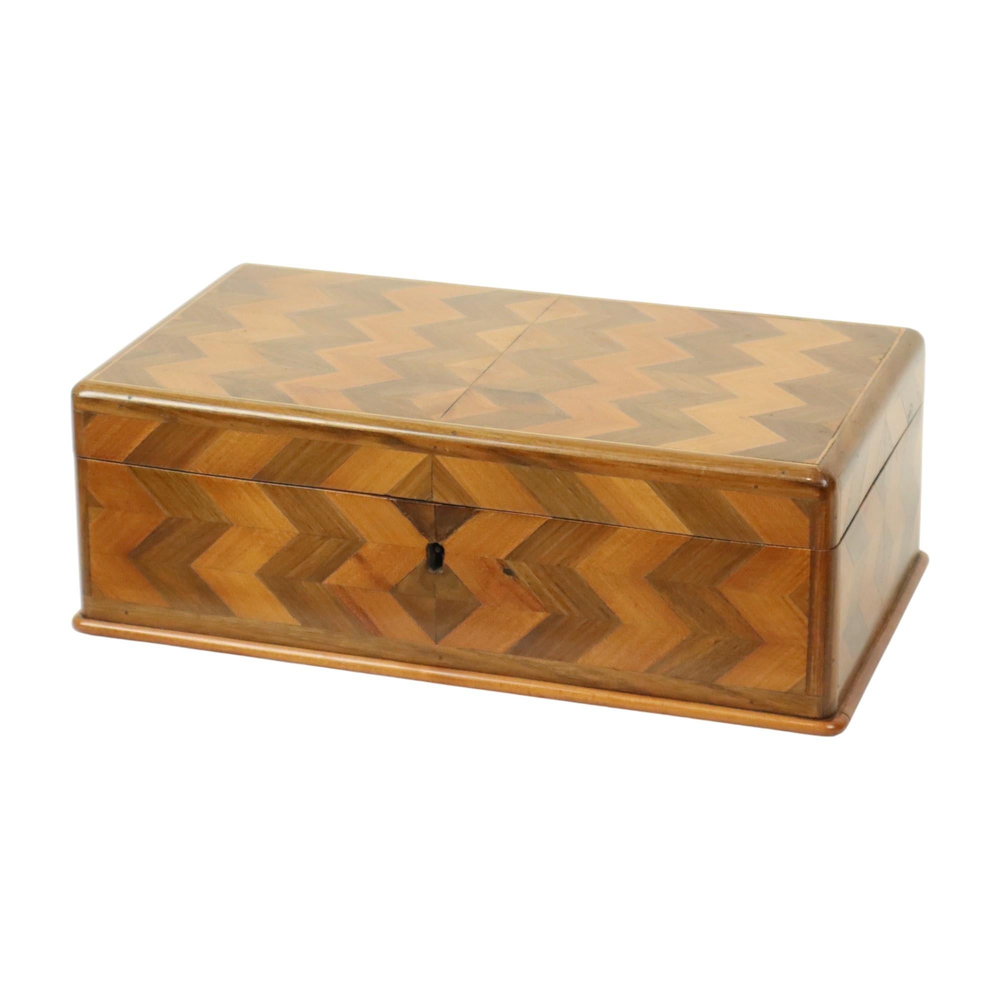Vecchia scatola di legno per gioielli con intarsio Chevron Art Deco in vendita 11