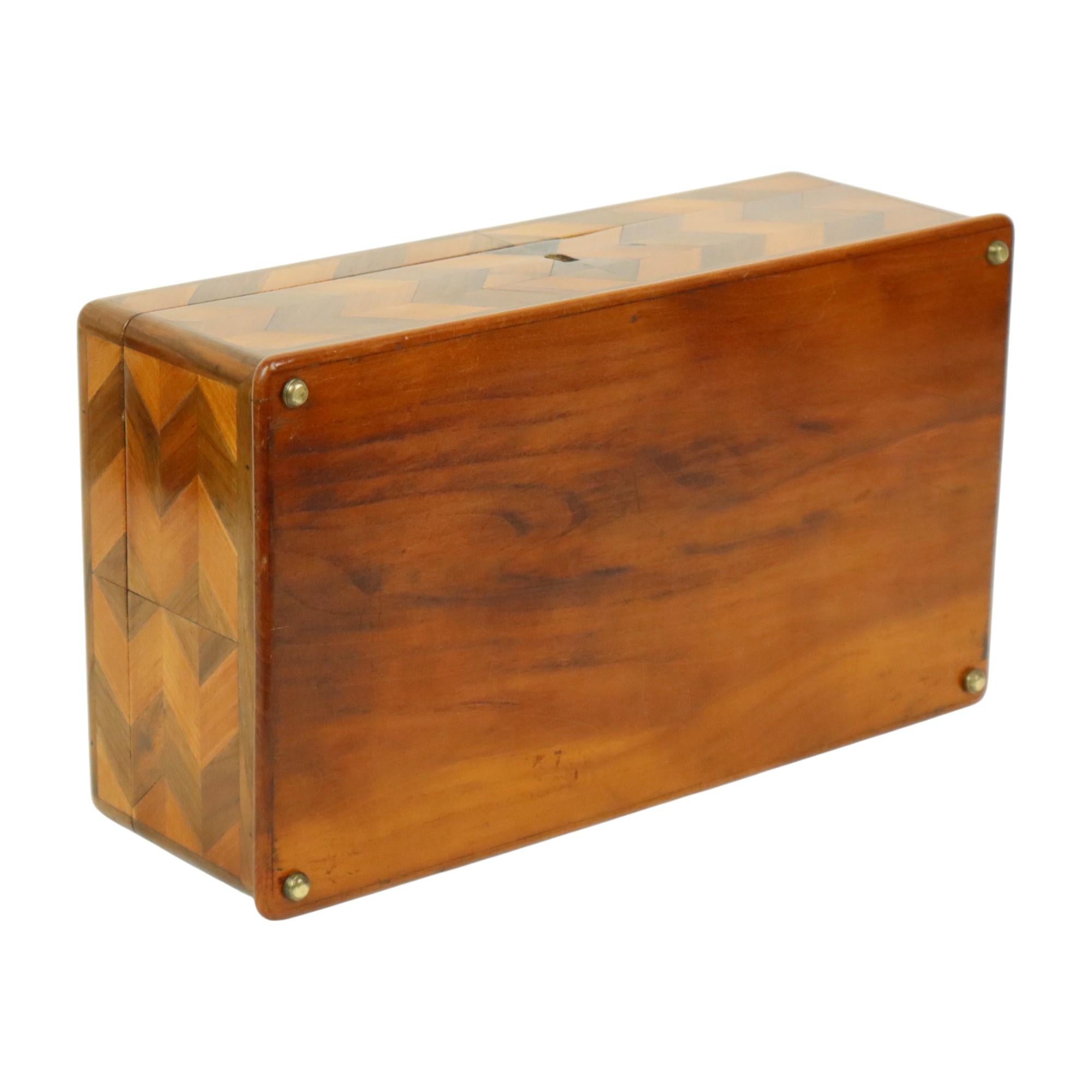 Vecchia scatola di legno per gioielli con intarsio Chevron Art Deco in vendita 13